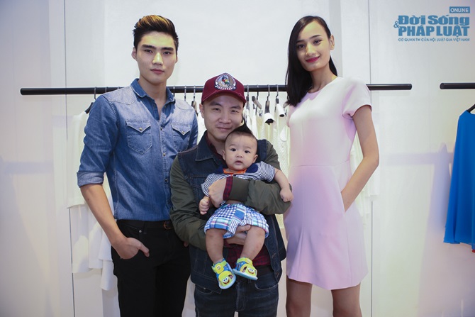 Linh Nga - Xuân Lan bế con đi sự kiện