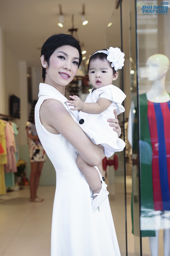 Linh Nga âu yếm con trai nuôi Đỗ Mạnh Cường 