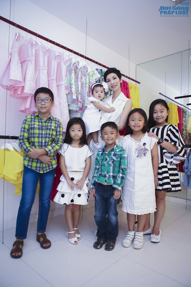 Linh Nga âu yếm con trai nuôi Đỗ Mạnh Cường 