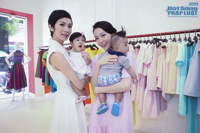 Linh Nga - Xuân Lan bế con đi sự kiện