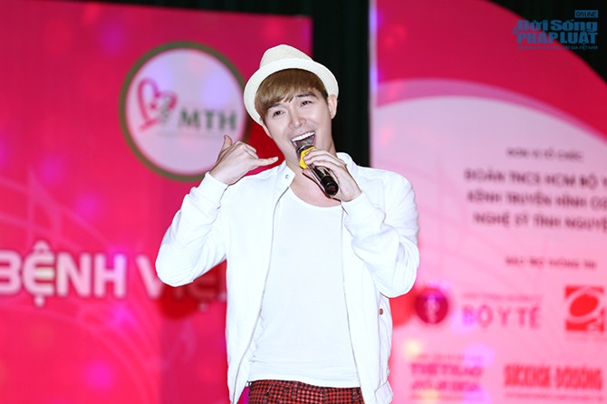 Nathan Lee mang âm nhạc đến bệnh viện