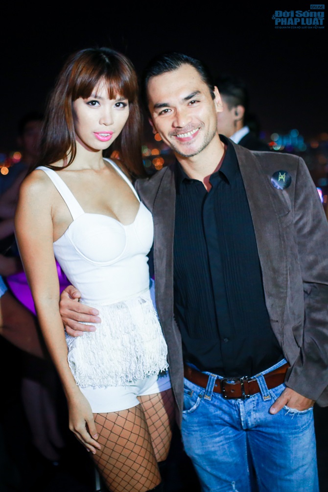 Hà Anh xinh đẹp, gợi cảm trong ngày ra mắt MV mới