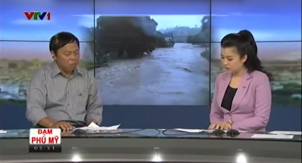 Clip: Phóng viên VTV ném điện thoại ngay trên sóng trực tiếp Clip: Phóng viên VTV ném điện thoại ngay trên sóng trực tiếp