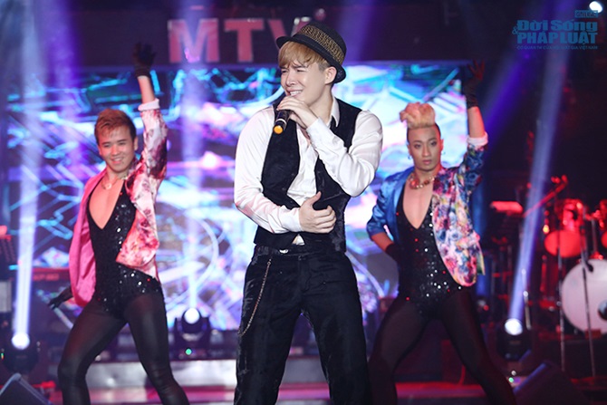 Hết yêu thương, Ngọc Anh trở mặt tát Nathan Lee trên sân khấu