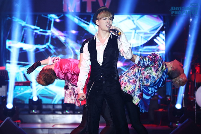 Hết yêu thương, Ngọc Anh trở mặt tát Nathan Lee trên sân khấu