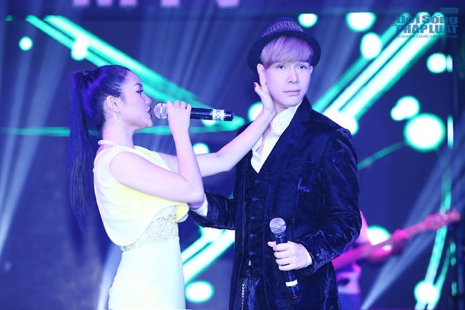 Hết yêu thương, Ngọc Anh trở mặt tát Nathan Lee trên sân khấu