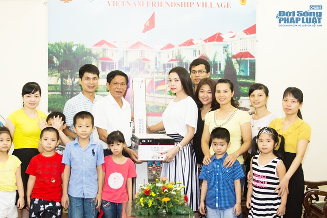 Trà Ngọc Hằng thăm thương binh nặng và trẻ nhiễm chất độc da cam