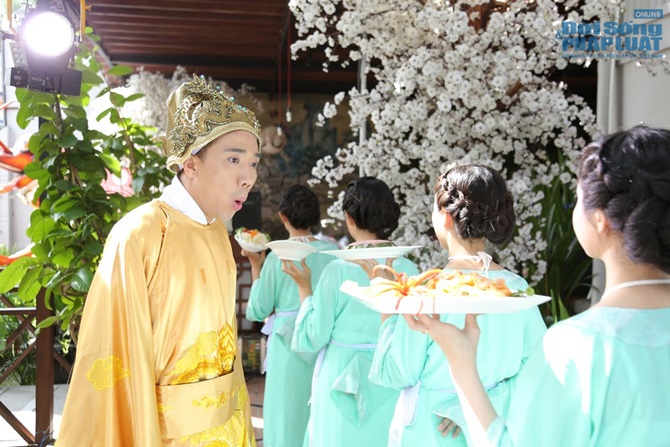 Trấn Thành lộ ảnh tham ăn, hám gái trong phim cổ trang