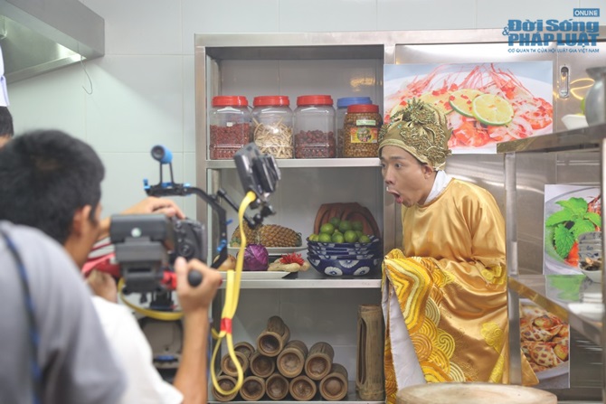 Trấn Thành lộ ảnh tham ăn, hám gái trong phim cổ trang