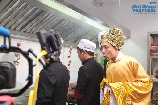 Trấn Thành lộ ảnh tham ăn, hám gái trong phim cổ trang