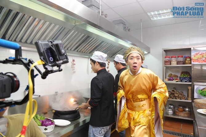 Trấn Thành lộ ảnh tham ăn, hám gái trong phim cổ trang