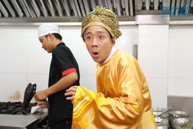 Trấn Thành lộ ảnh tham ăn, hám gái trong phim cổ trang