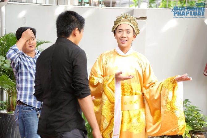 Trấn Thành lộ ảnh tham ăn, hám gái trong phim cổ trang