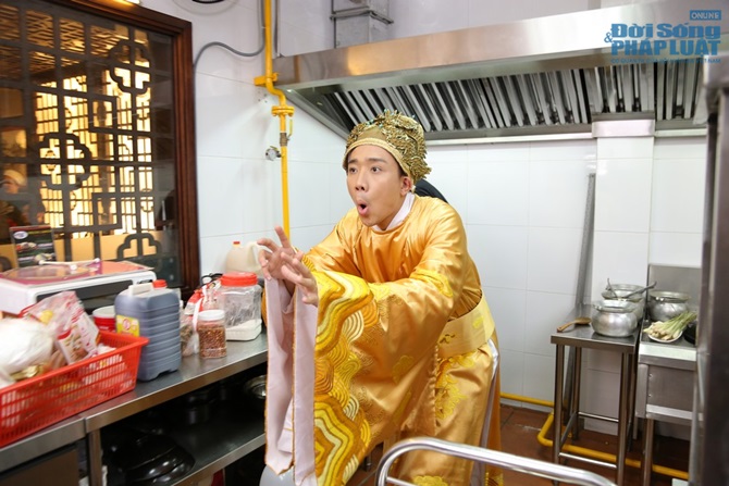 Trấn Thành lộ ảnh tham ăn, hám gái trong phim cổ trang