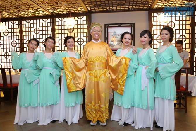 Trấn Thành lộ ảnh tham ăn, hám gái trong phim cổ trang