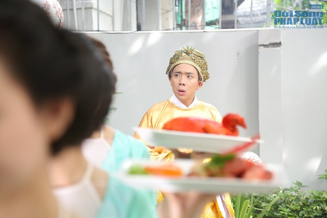 Trấn Thành lộ ảnh tham ăn, hám gái trong phim cổ trang