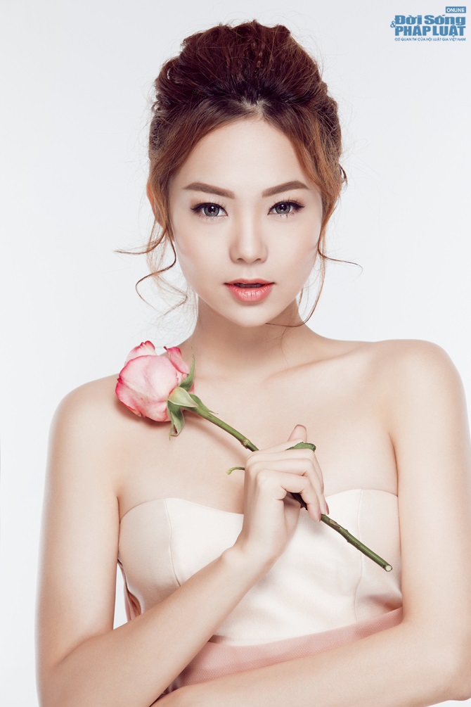 Không thể rời mắt trước vẻ đẹp mong manh, gợi cảm của Minh Hằng