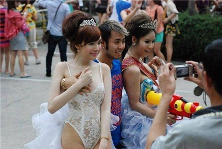 Những pha “sờ ngực” khó đỡ của các Sao