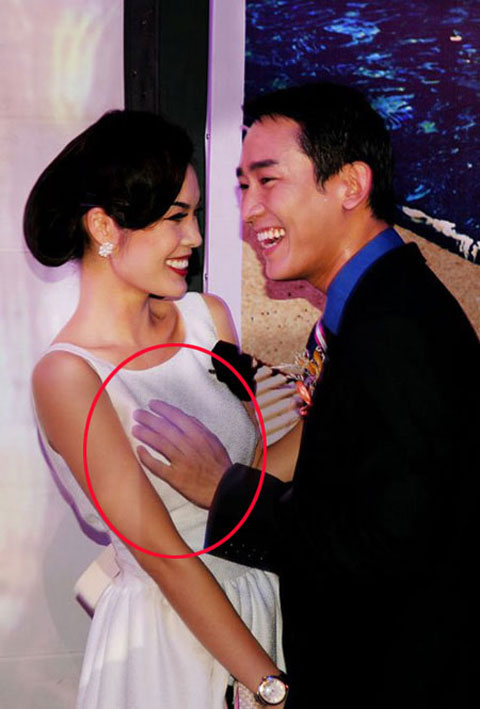 Những pha “sờ ngực” khó đỡ của các Sao