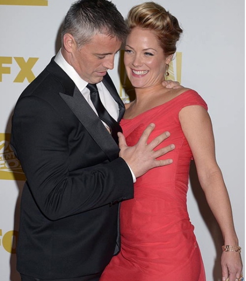 Những pha “sờ ngực” khó đỡ của các Sao