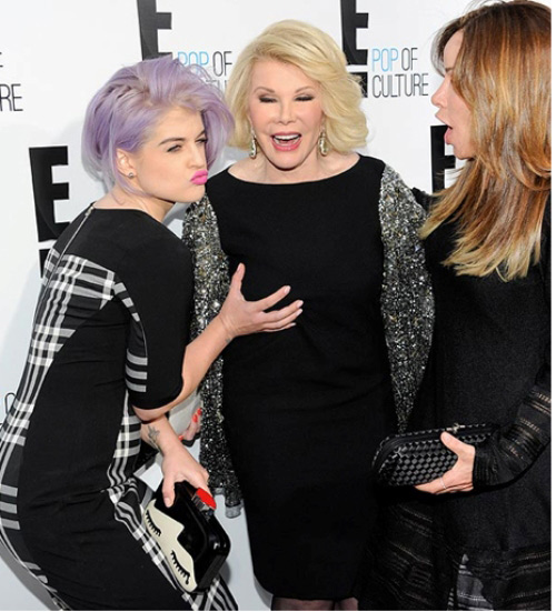 Những pha “sờ ngực” khó đỡ của các Sao