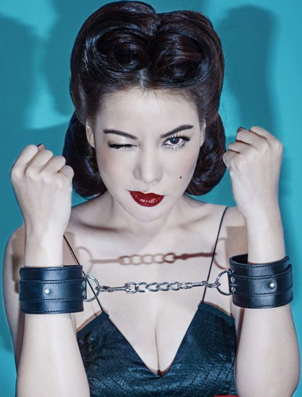 Trương Ngọc Ánh mặc hở tạo dáng khiêu khích bên trẻ em Trương Ngọc Ánh mặc hở tạo dáng khiêu khích bên trẻ em