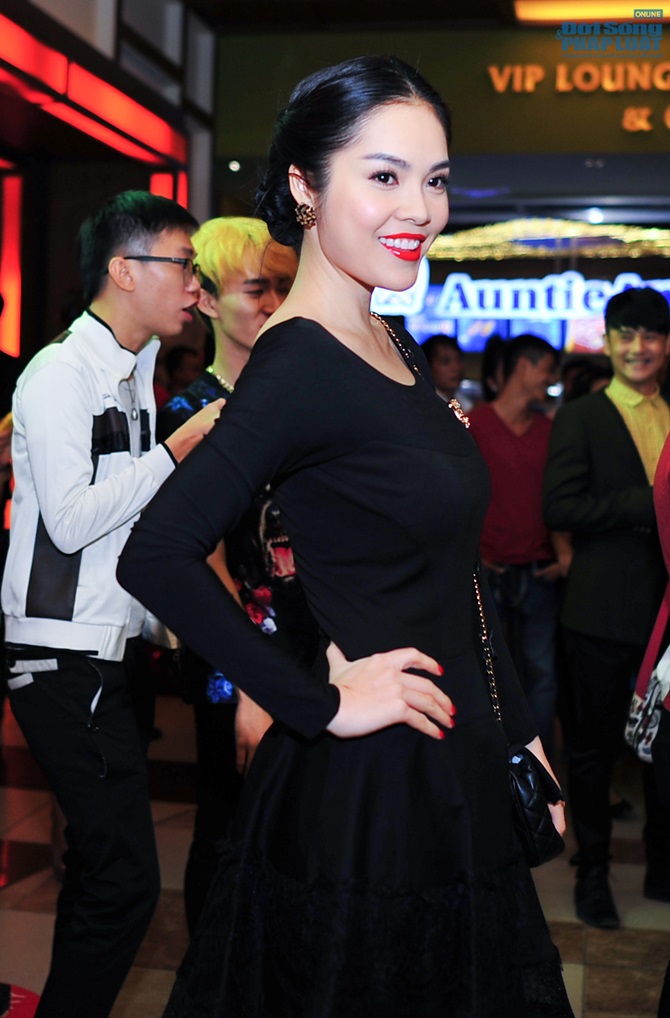 “Hiệp sĩ mù” Ngọc Thanh Tâm đội bão đi xem phim cùng Mr Fitness