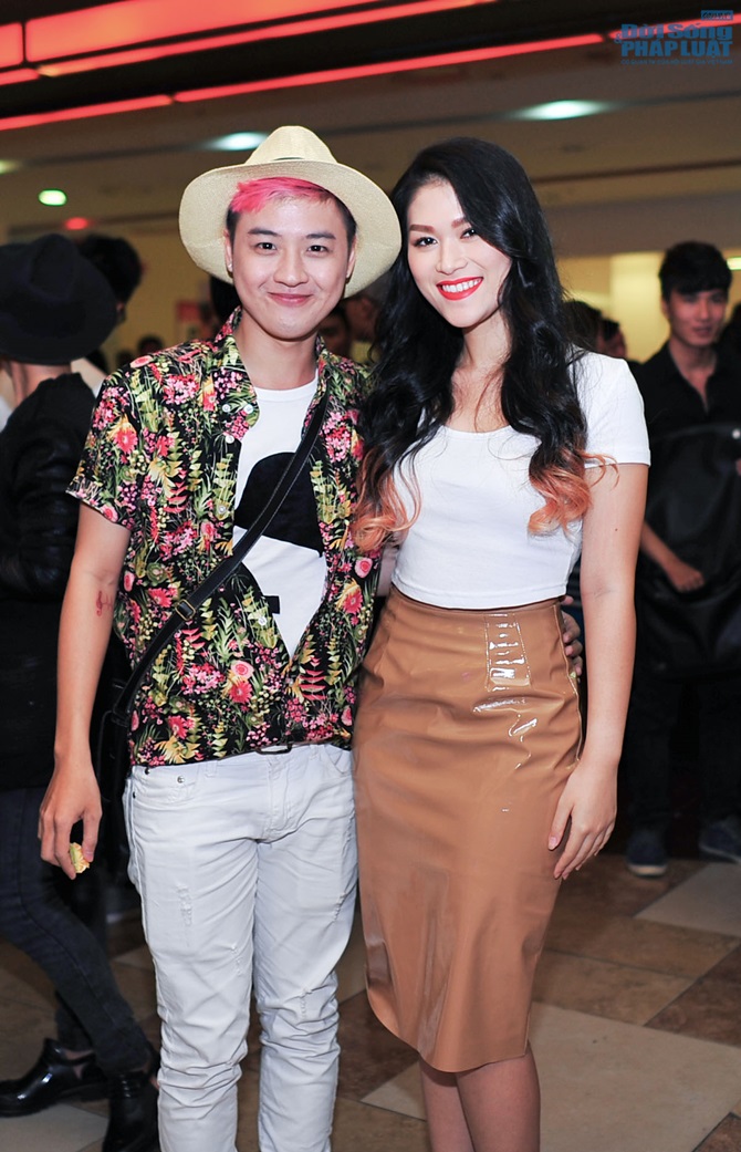 “Hiệp sĩ mù” Ngọc Thanh Tâm đội bão đi xem phim cùng Mr Fitness