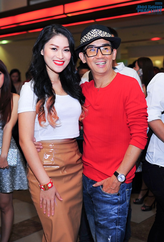 “Hiệp sĩ mù” Ngọc Thanh Tâm đội bão đi xem phim cùng Mr Fitness