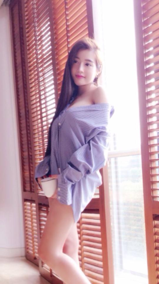 Elly Trần diện áo không quần, lả lơi vai trần bên cửa sổ Elly Trần diện áo không quần, lả lơi vai trần bên cửa sổ