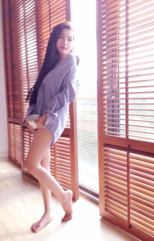 Elly Trần diện áo không quần, lả lơi vai trần bên cửa sổ Elly Trần diện áo không quần, lả lơi vai trần bên cửa sổ