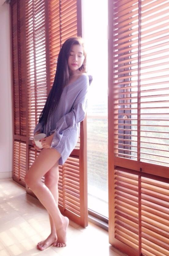 Elly Trần diện áo không quần, lả lơi vai trần bên cửa sổ Elly Trần diện áo không quần, lả lơi vai trần bên cửa sổ