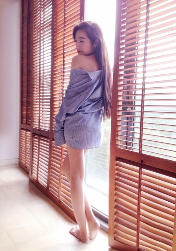 Elly Trần diện áo không quần, lả lơi vai trần bên cửa sổ Elly Trần diện áo không quần, lả lơi vai trần bên cửa sổ