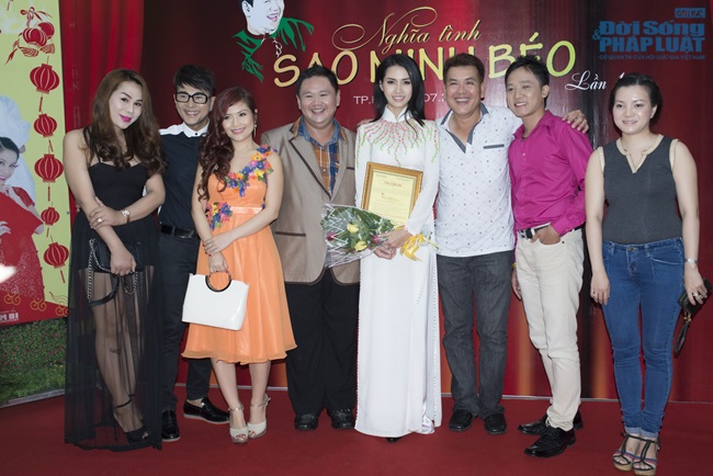 Phan Thị Mơ đội mưa đi tặng quà cho trẻ em