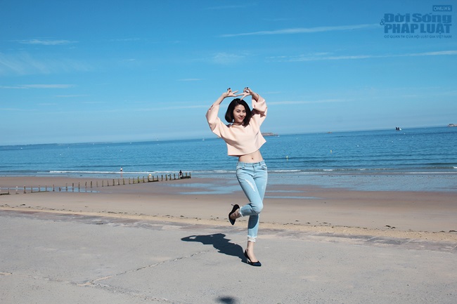 Vân Trang khoe eo thon 