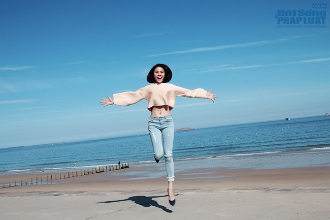 Vân Trang khoe eo thon 