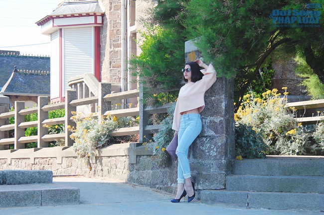 Vân Trang khoe eo thon 