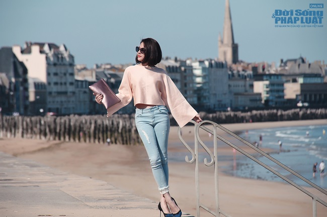 Vân Trang khoe eo thon 