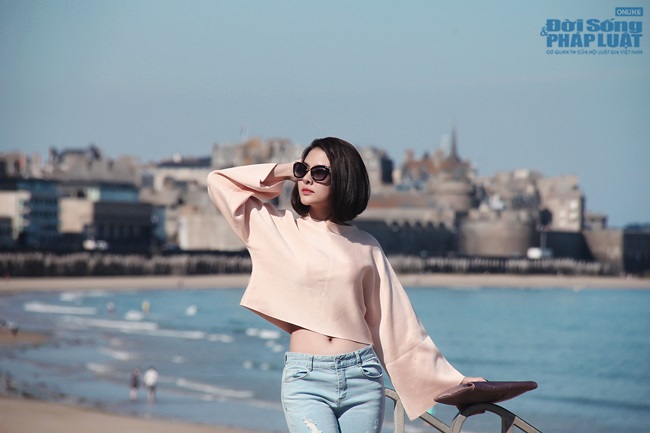 Vân Trang khoe eo thon 