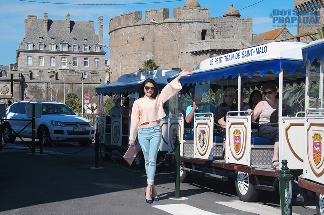 Vân Trang khoe eo thon 