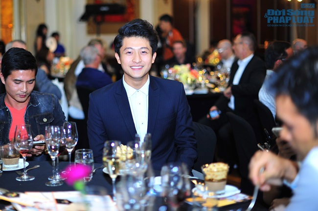 Trương Ngọc Ánh mua áo dài của Triệu Thị Hà làm từ thiện