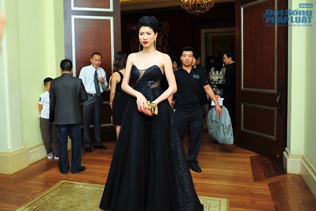 Trương Ngọc Ánh mua áo dài của Triệu Thị Hà làm từ thiện