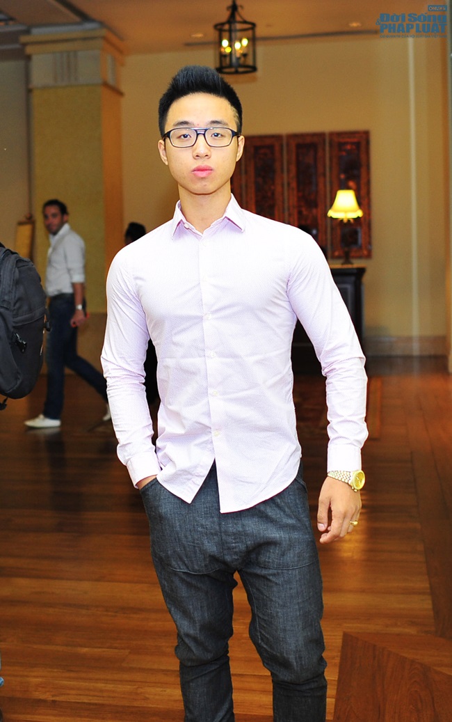 Trương Ngọc Ánh mua áo dài của Triệu Thị Hà làm từ thiện