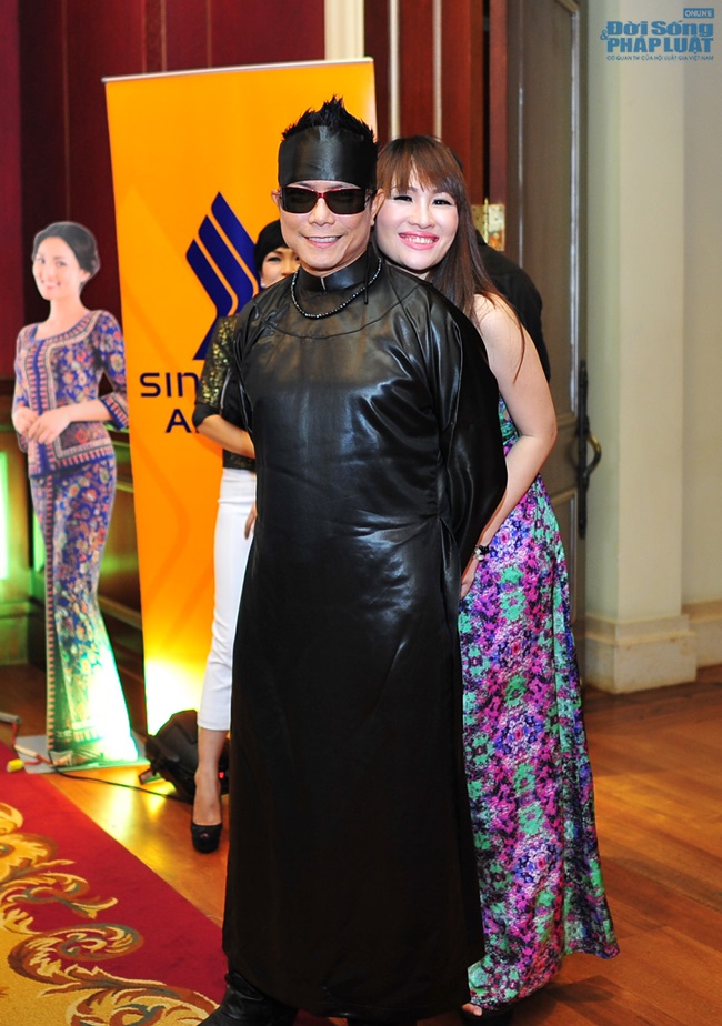 Trương Ngọc Ánh mua áo dài của Triệu Thị Hà làm từ thiện