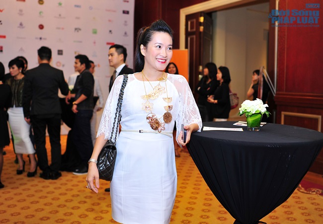 Trương Ngọc Ánh mua áo dài của Triệu Thị Hà làm từ thiện