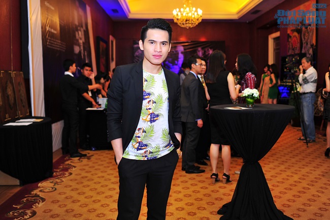 Trương Ngọc Ánh mua áo dài của Triệu Thị Hà làm từ thiện