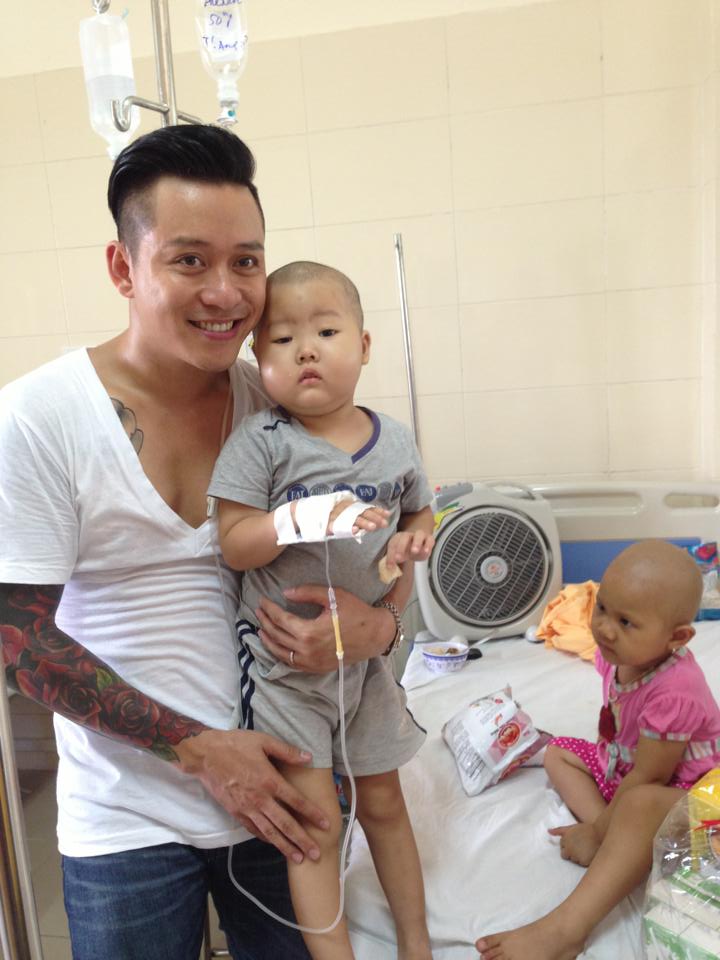 Tuấn Hưng bùi ngùi xúc động khi kể về các bệnh nhân ung thư Tuấn Hưng bùi ngùi xúc động khi kể về các bệnh nhân ung thư