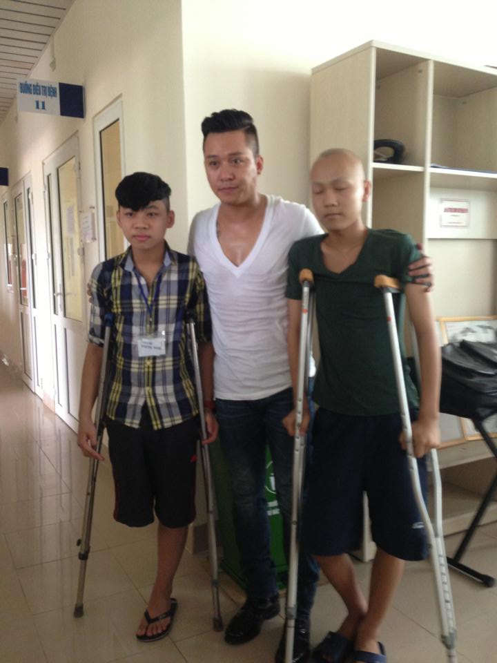 Tuấn Hưng bùi ngùi xúc động khi kể về các bệnh nhân ung thư Tuấn Hưng bùi ngùi xúc động khi kể về các bệnh nhân ung thư