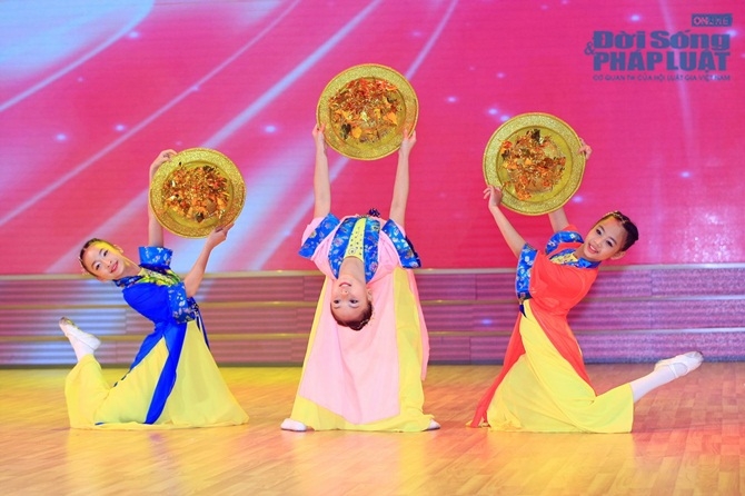 Bước nhảy hoàn vũ nhí:  Bé gái 8 tuổi khiến giám khảo 