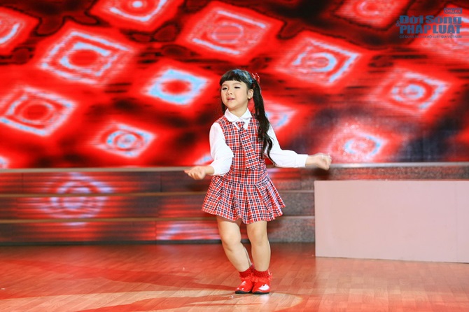 Bước nhảy hoàn vũ nhí:  Bé gái 8 tuổi khiến giám khảo 